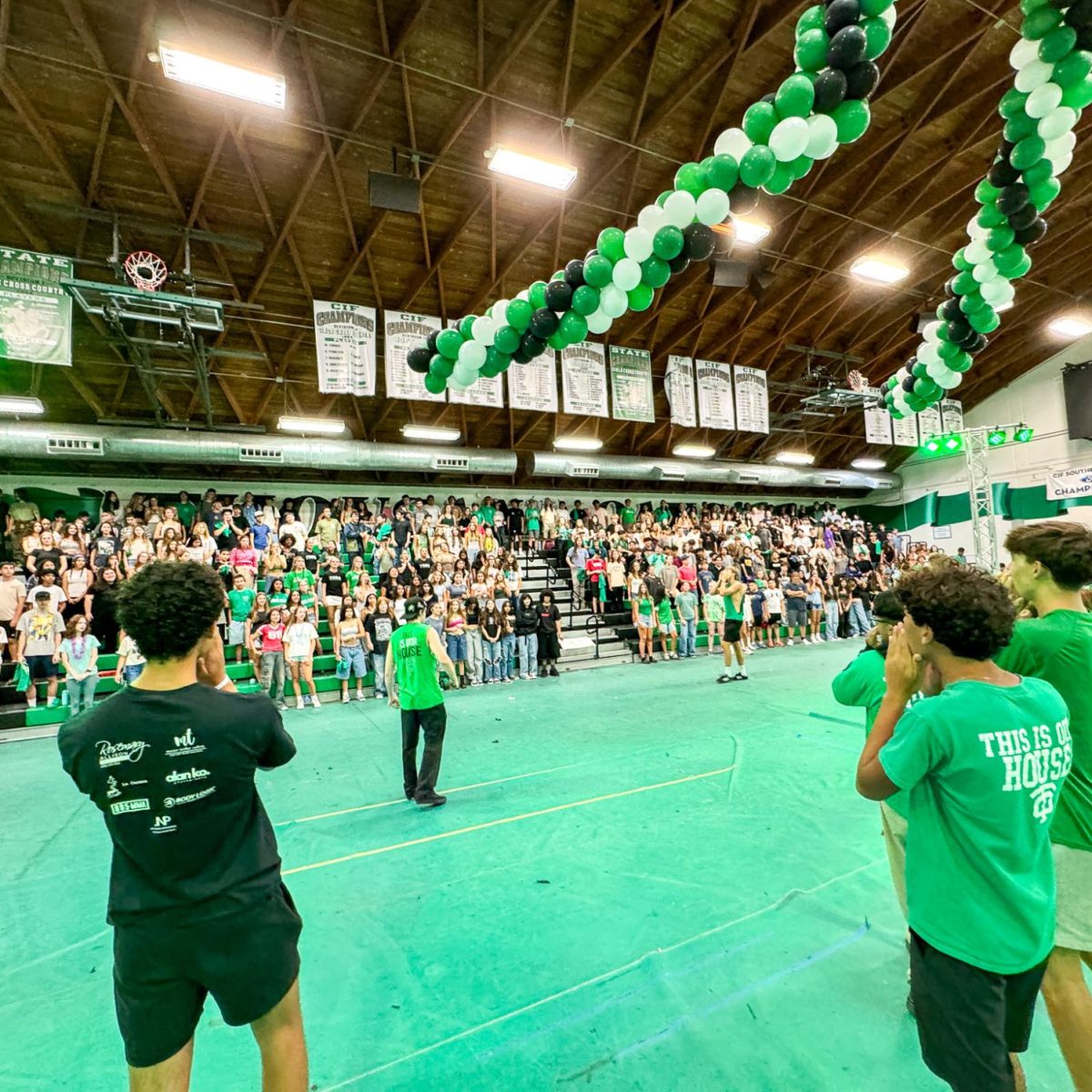 Practicing Green Hole cheers, senior Caiden Stephens leads the class of 2028 in routine chants during the Lancer Launch on Aug. 15th, 2024 at Thousand Oaks High School. (The Lancer/Alan Ko)